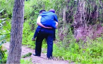 Cõng mẹ lên núi